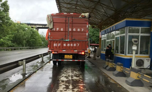 羅江區(qū)路政管理所聯(lián)合區(qū)計量檢測所對地磅稱重系統(tǒng)進(jìn)行檢測